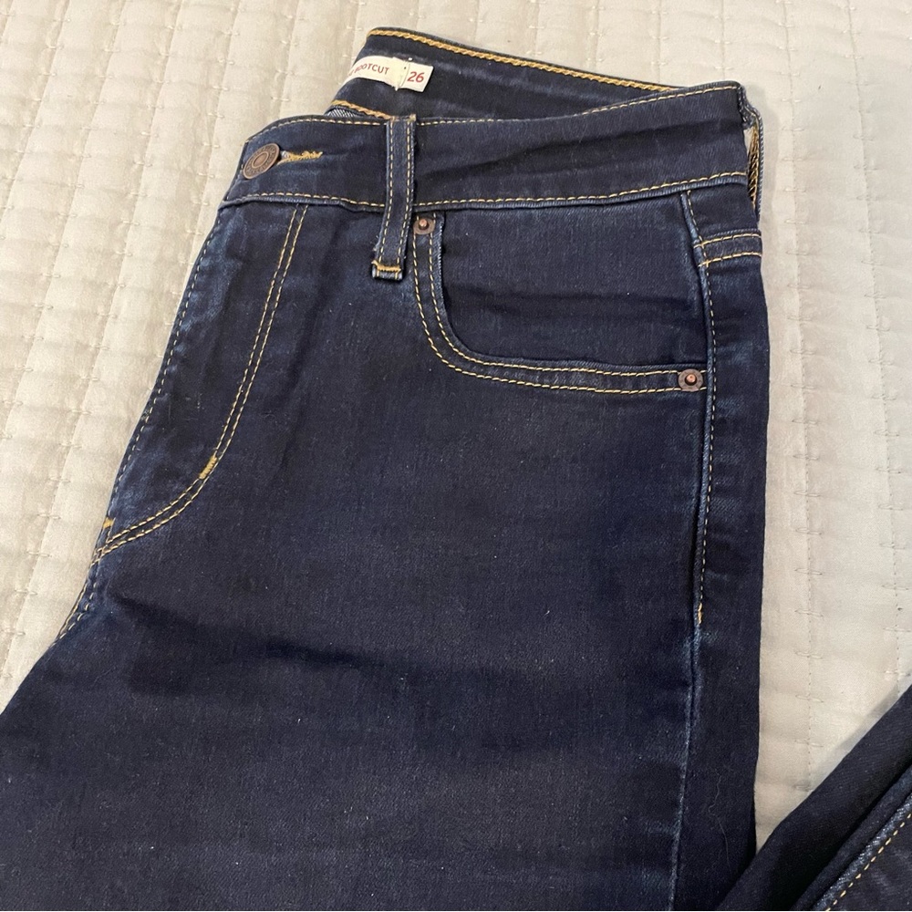 Levi’s Women’s 725 High Rise Boot Cut Jeans short - Picture 6 of 7